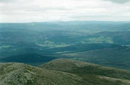 United Kingdom Scotland Cairngorms, Lochnagar and Loch Muick, Lochnagar - north from peak, Walkopedia