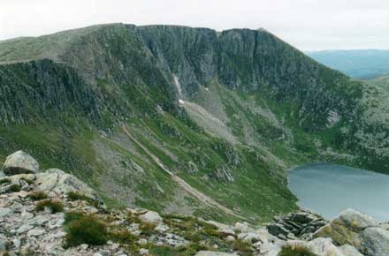 United Kingdom Scotland Cairngorms, Lochnagar and Loch Muick, The high horseshoe of cliffs, Walkopedia