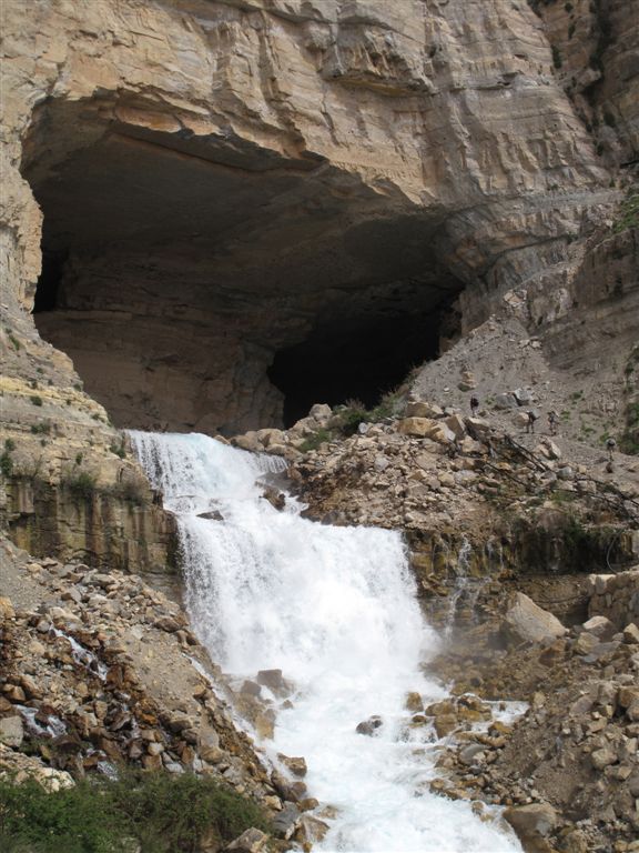 Lebanon, Lebanon Mountain Trail, Close up on the Afqa valley - people to the right, Walkopedia