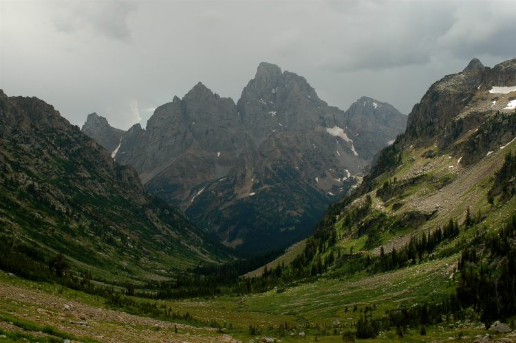 USA Western: Grand Teton NP, Teton Crest Trail, Teton Crest Trail - Looking down North Cascade Canyon, Walkopedia