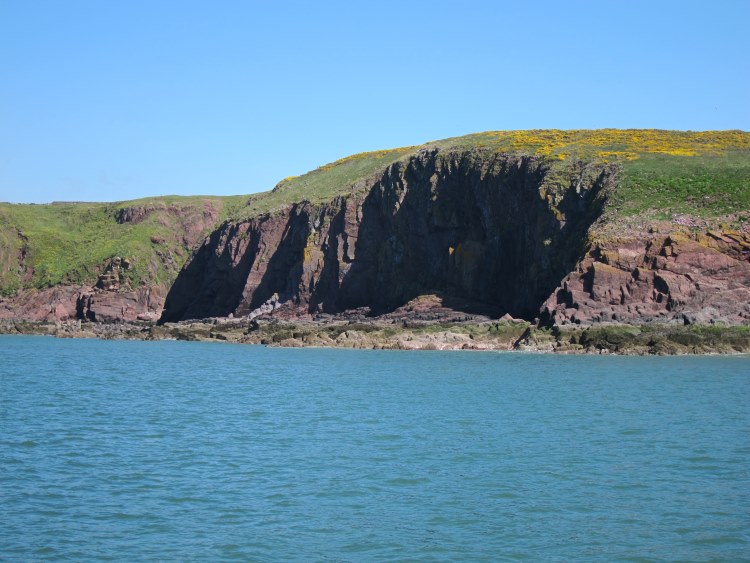 United Kingdom Wales Pembrokeshire, Pembrokeshire Coast Path, Sandstone at Caldy Island off Tendy, Walkopedia