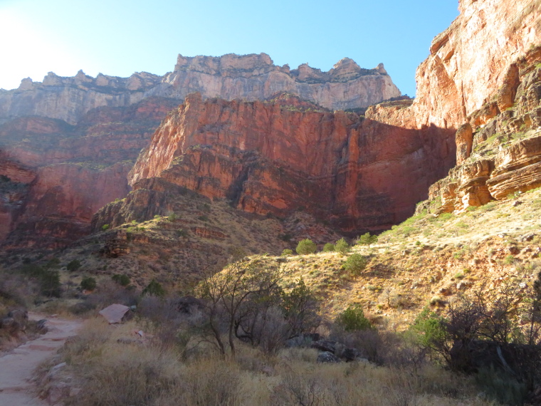 USA SW: Grand Canyon, Grand Canyon Hikes and Walks, Looking up, afternoon light, Bright Angel Trail, Walkopedia