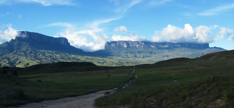 Venezuela Canaima NP, Roraima, Kukenan Roraima Pan 2 - © From Flickr user Adalbertop, Walkopedia