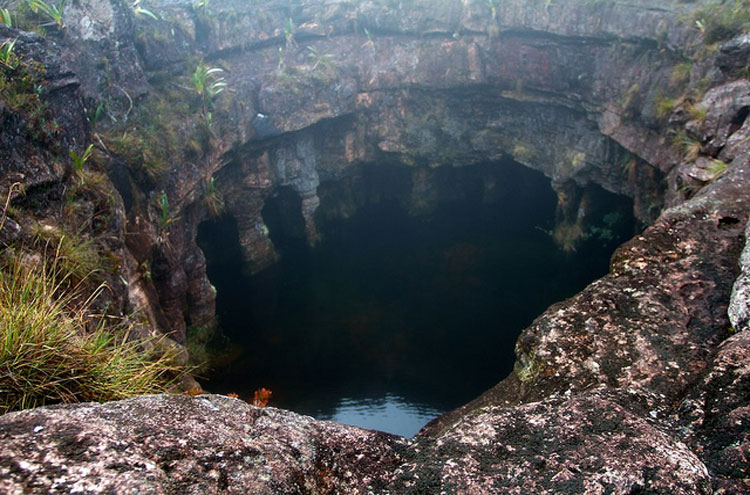 Venezuela Canaima NP, Roraima, Mount Roraima - © From Flickr user PaulaFassina, Walkopedia