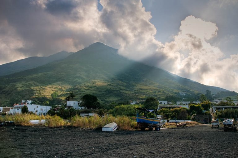 © flickr user- Luca Moglia Stromboli: © flickr user- Luca Moglia