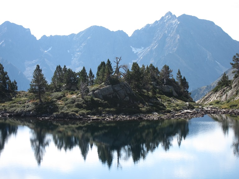 France Pyrenees, GR10,  Neouvielle,  Lake just below Col de Madamete, Walkopedia