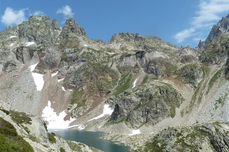 France Pyrenees, Vignemale and Vallee de Gaube, Lac d'Arriel (2200m) and Vignemale , Walkopedia