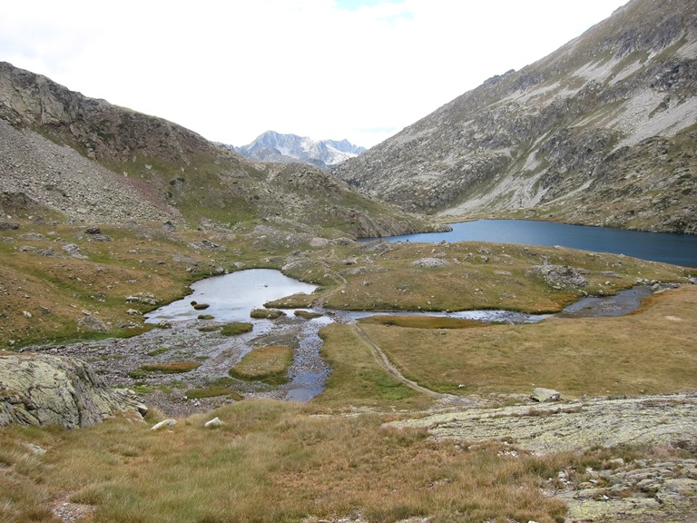 France Pyrenees, Vignemale and Vallee de Gaube, Lakes some way north of and below Col d'Aratille, Walkopedia