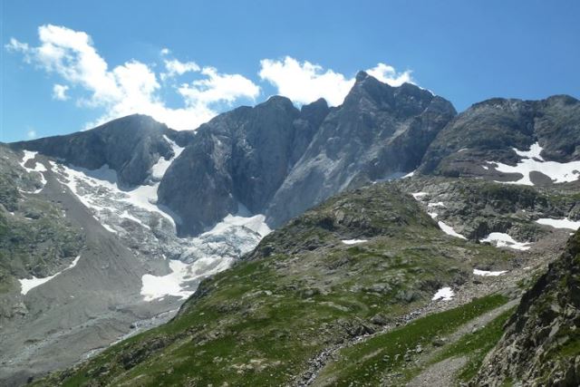 France Pyrenees, Vignemale and Vallee de Gaube, North face of Vignemale (3298m) on approach to Refuge des Oulettes de Gaube, Walkopedia