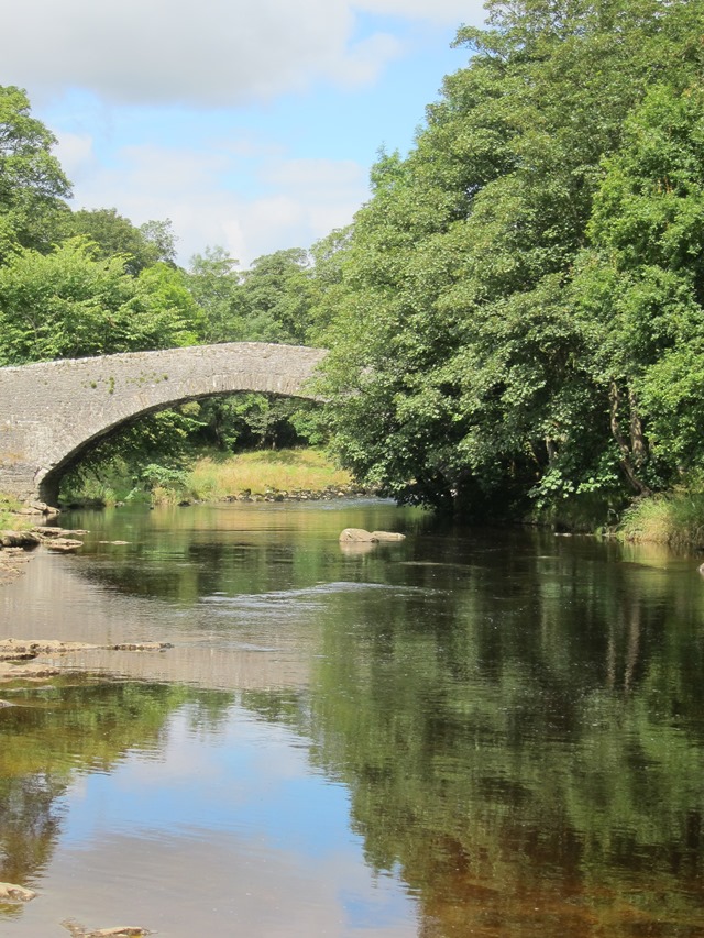 United Kingdom England Yorkshire Dales, Feizor Thwait and Smearsett Scar, Old bridge in the Ribble at Stainforth, Walkopedia