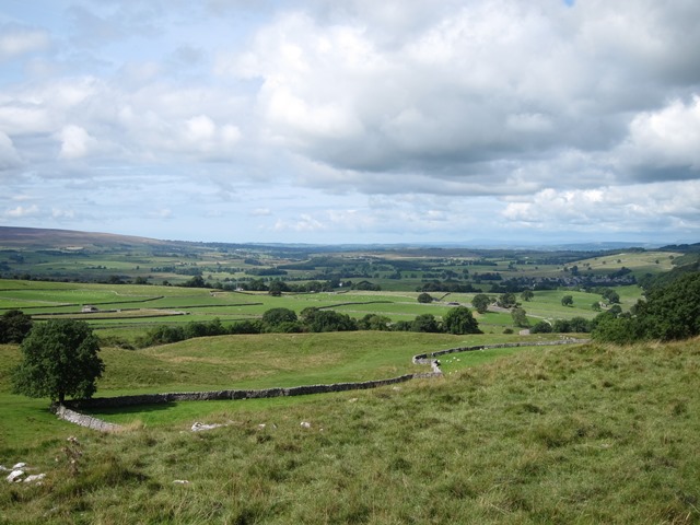 United Kingdom England Yorkshire Dales, Feizor Thwait and Smearsett Scar, looking west, Walkopedia