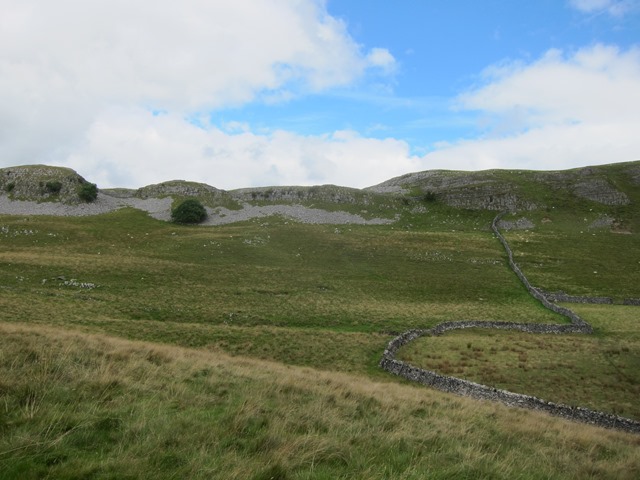 United Kingdom England Yorkshire Dales, Feizor Thwait and Smearsett Scar, North over central dry valley , Walkopedia