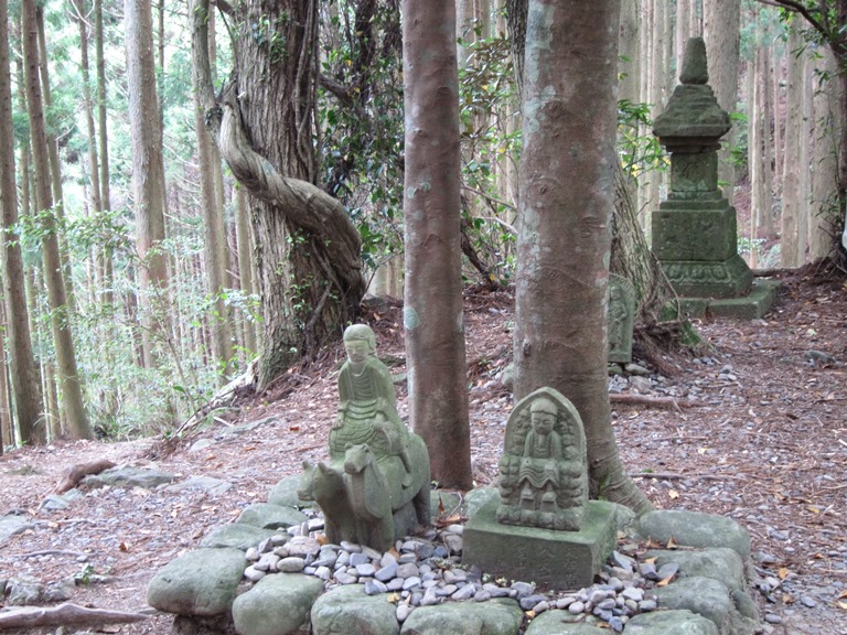 Japan Kansai: Kii Peninsula, Kumano Kodo, Nakahechi - Modest oji and C12 stupa , Walkopedia