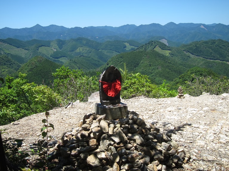 Japan Kansai: Kii Peninsula, Kumano Kodo, Nakahechi - Pass-top oji, Kii mountains behind , Walkopedia