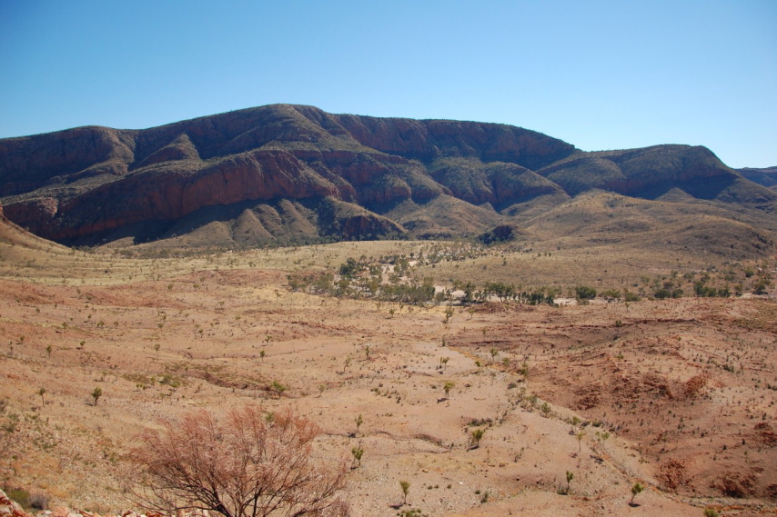 Australia Northern Territory, Ormiston Gorge and Pound, Ormiston Pound looking north, Walkopedia