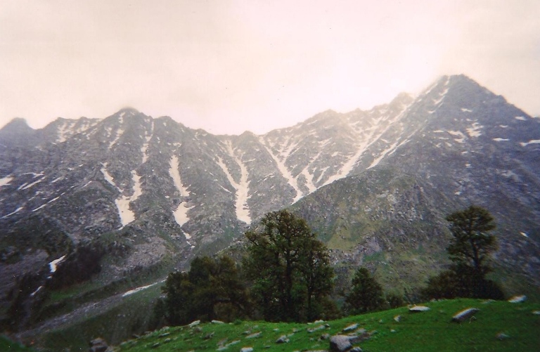 India NW:Himachal Pradesh, Indrahar Pass, Indrahar Pass is the dip in the middle, Walkopedia