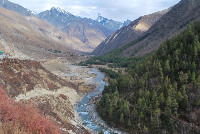 India NW:Himachal Pradesh, Tarik La , Baspa River flowing next to Chitkul village in Sangla valley, Kinnaur, Walkopedia