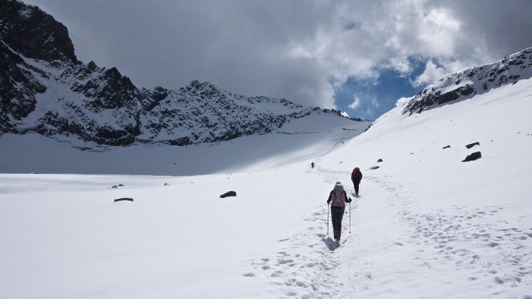 India NW:Himachal Pradesh, Across the Bara Bhangal and Dhaula Dhar Ranges , A bit further than we thought to the Thamsar Pass , Walkopedia