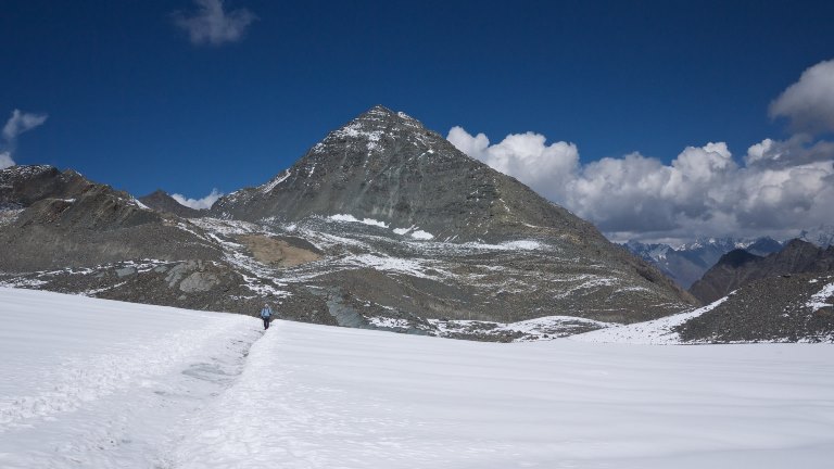 India NW:Himachal Pradesh, Across the Bara Bhangal and Dhaula Dhar Ranges , Almost at the Thamsar Pass, Walkopedia
