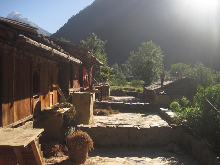 India NW:Himachal Pradesh, Across the Bara Bhangal and Dhaula Dhar Ranges , Beautiful Bara Bhangal village, Walkopedia