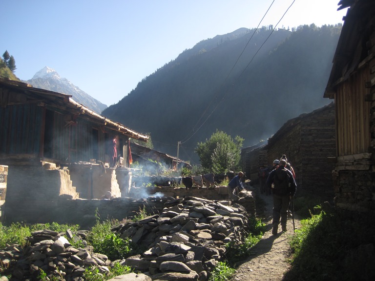 India NW:Himachal Pradesh, Across the Bara Bhangal and Dhaula Dhar Ranges , Beautiful Bara Bhangal village, Walkopedia