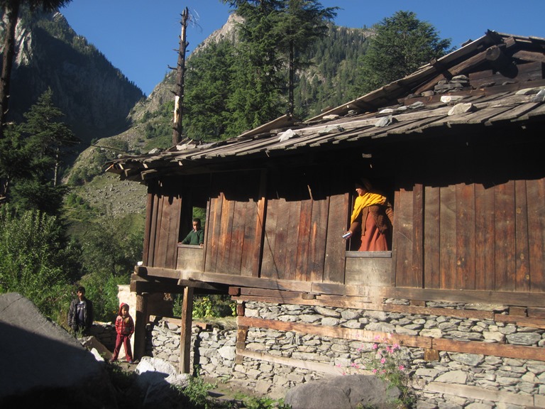 India NW:Himachal Pradesh, Across the Bara Bhangal and Dhaula Dhar Ranges , Beautiful Bara Bhangal village, Walkopedia