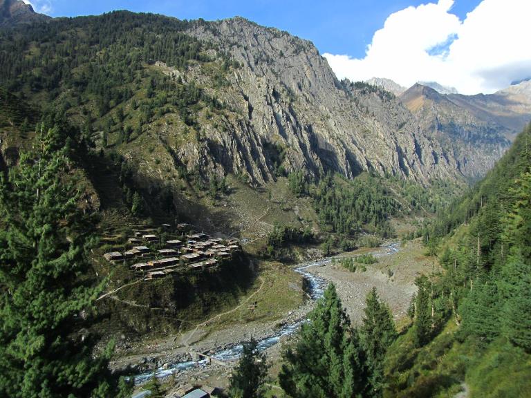 India NW:Himachal Pradesh, Across the Bara Bhangal and Dhaula Dhar Ranges , First view of Bara Banghal village, Walkopedia