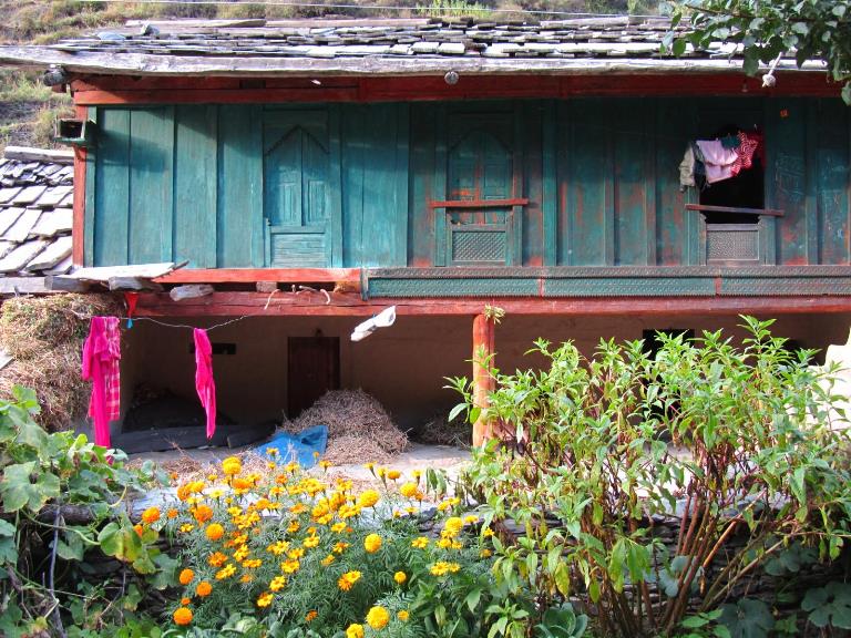 India NW:Himachal Pradesh, Across the Bara Bhangal and Dhaula Dhar Ranges , House in Bara Banghal , Walkopedia