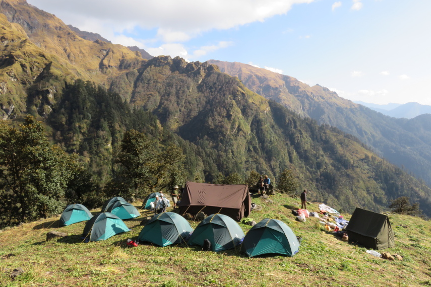 India NW: Uttarakhand/Garwhal, Kuari Pass (Curzon Trail) , Campsite below Kuari Pass, Walkopedia