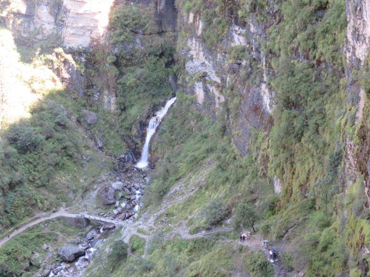 India NW: Uttarakhand/Garwhal, Kuari Pass (Curzon Trail) , Waterfall in deep gorge, Walkopedia