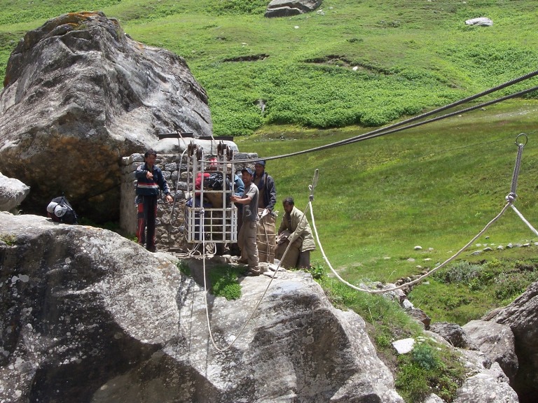 India NW:Himachal Pradesh, Pin Parbati Pass, metal basket gondola river crossing , Walkopedia