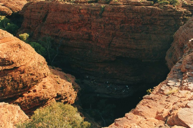 Australia Northern Territory, King's Canyon, Down into Garden of Eden , Walkopedia