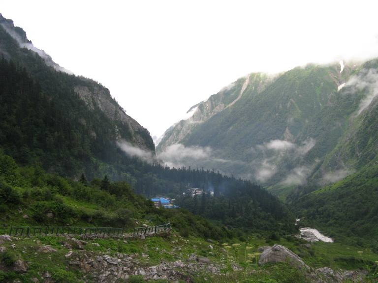 © spacedotdash flickr user ... Valley of the Flowers and Hem Kund: © spacedotdash flickr user ...