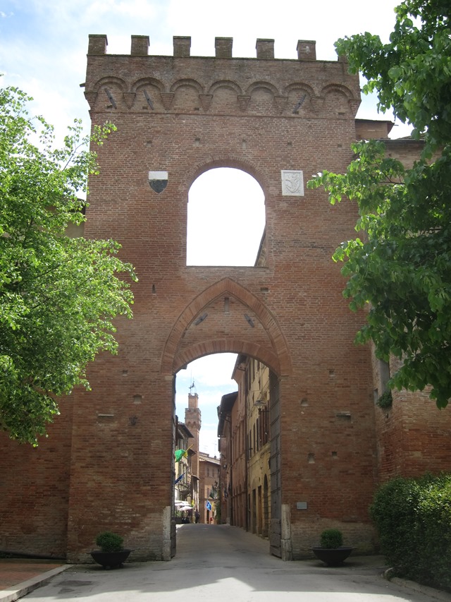 Italy Tuscany, Lucignano to Buonconvento, Buonconvento gate , Walkopedia