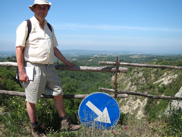 Italy Tuscany, Monte Oliveto Maggiore to Montalcino , Clifftop roadsign, Walkopedia