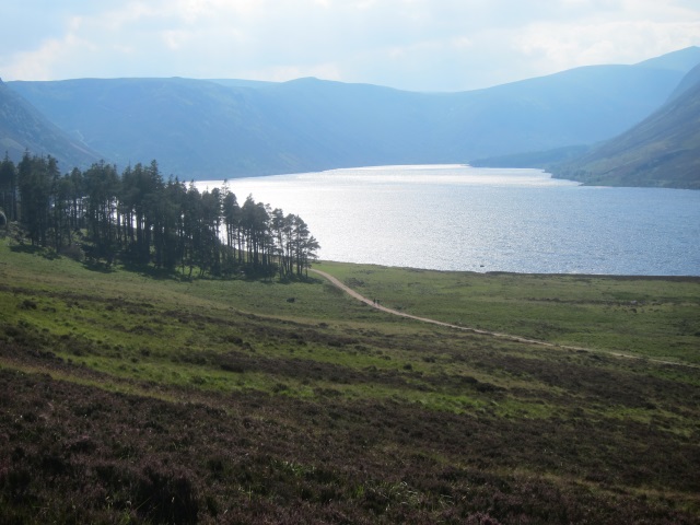 United Kingdom Scotland Cairngorms, Capel Mounth Track, Afternoon sun at Loch Muick, Walkopedia