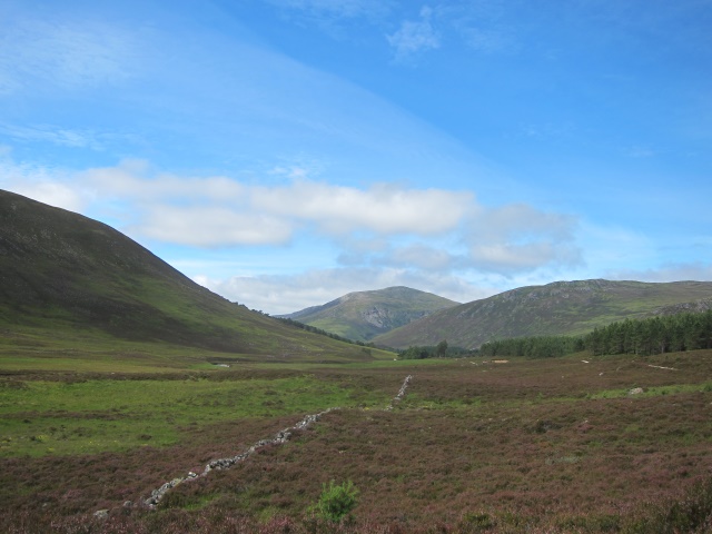 United Kingdom Scotland Cairngorms, Glen Lui, Looking up the lower glen, Walkopedia