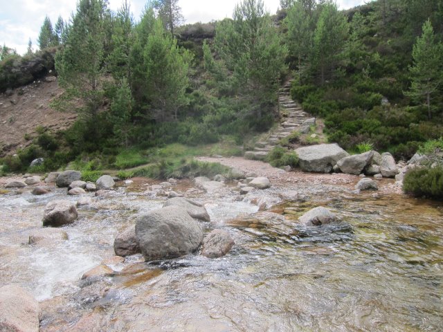 United Kingdom Scotland Cairngorms, Glen Lui, Fording the burn, Walkopedia