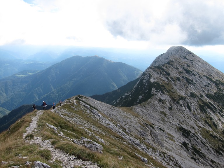 Slovenia Julian Alps, Grand Bohinj Horseshoe, Lower Bohinj Ridge, sharp ridge south from Vogel, Walkopedia
