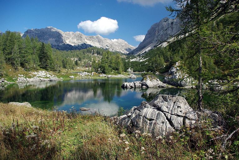 Triglav Lakes Valley
Double Lake (Dvonjno jezero) Comprises of two interconnected lake - © Wikipedia - uploaded by Matijap