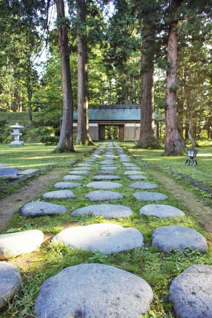 Path to shrine - © Walk Japan Basho Tour: Path to shrine - © Walk Japan
