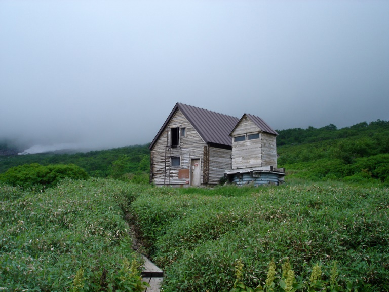 Japan Hokkaido: Daisetsu-zan, Daisetsu-zan NP, Cabin in the middle of Daisetsuzan, Walkopedia