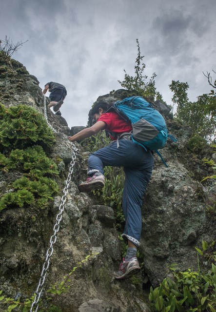Kunisaki Peninsula: Climbing chains - © Walk Japan