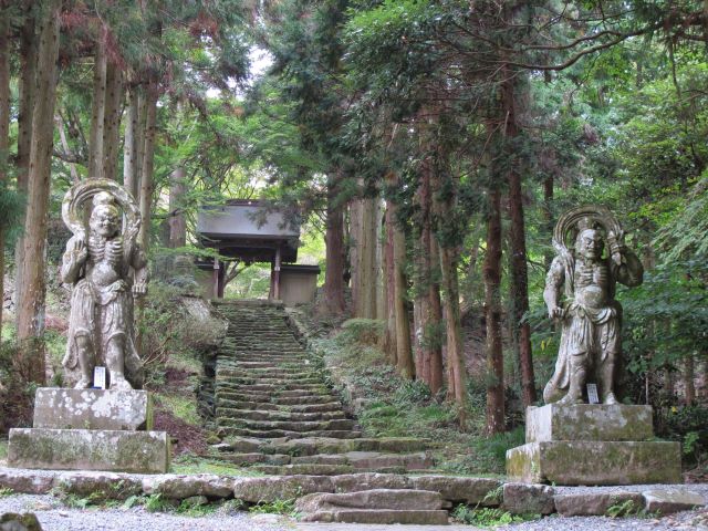 Kunisaki Peninsula: Nio guardian deities at the entrance to Futago-ji Temple - © Walk Japan