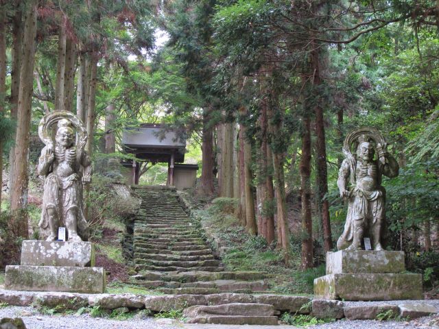 Nio guardian deities at the entrance to Futago-ji Temple - © Walk Japan Kunisaki Peninsula: Nio guardian deities at the entrance to Futago-ji Temple - © Walk Japan