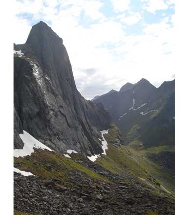 Norway Lofoten/Narvik Area, Lofoten Islands, Krokhammartindan from the South, Walkopedia