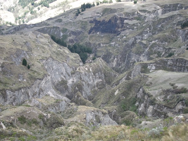 Ecuador Central Andes:Quilotoa Area, Lake Quilotoa Area, Below the outside of the crater rim, northish, Walkopedia