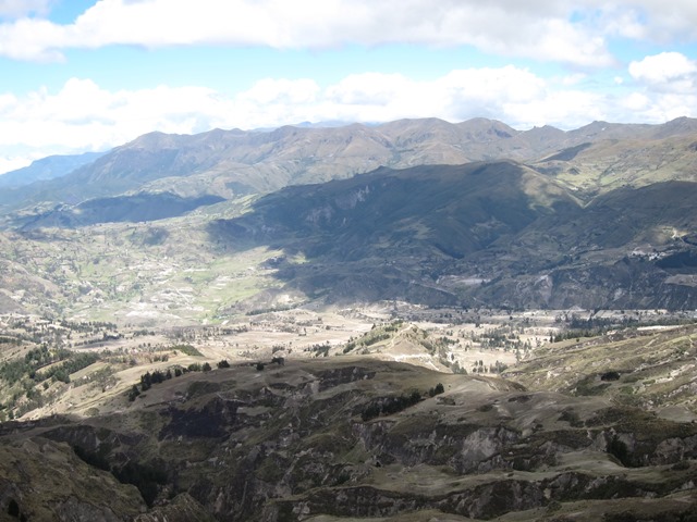 Ecuador Central Andes:Quilotoa Area, Lake Quilotoa Area, Looking north from the rim, Walkopedia