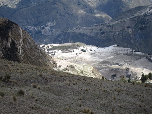 Ecuador Central Andes:Quilotoa Area, Lake Quilotoa Circuit, sunlit semi-desert patch, Walkopedia