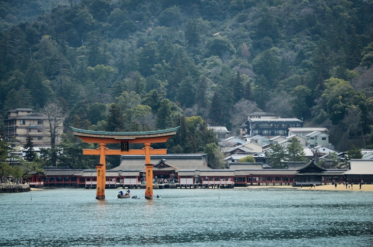 Itsukushima - © Weinnat Mongkulmann flickr user... Miya-Jima: Itsukushima - © Weinnat Mongkulmann flickr user...